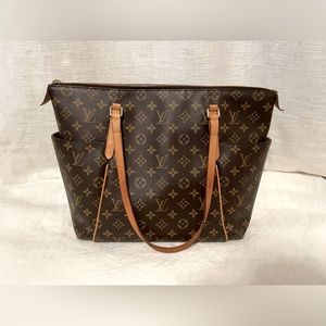 LOUIS VUITTON Monogram Totally MM